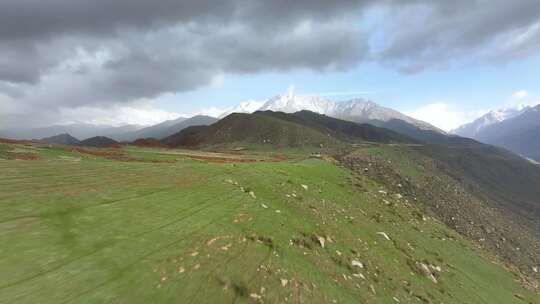 新疆张掖丹霞大峡谷草原天山雪山山脊合集