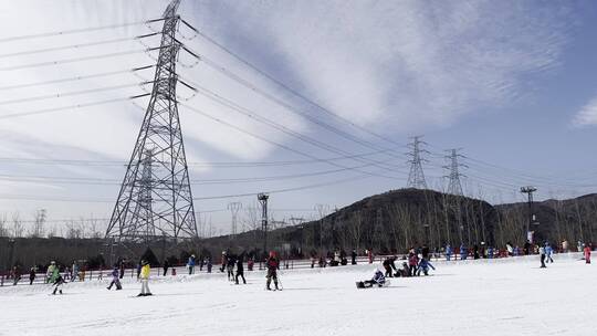 户外滑雪滑雪场滑雪的人