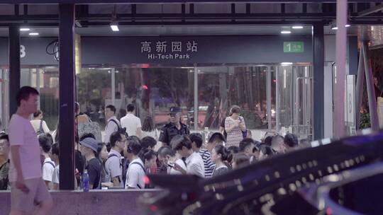 深圳南山科技园上班族下班挤地铁人文视频