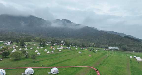 露营地青山云雾