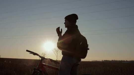 日落时分骑自行车的女人视频素材模板下载
