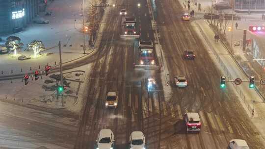 大雪夜景中车来车往的大桥交通景象