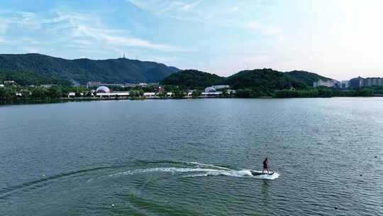 年轻冲浪者冲浪爱好者冲浪运动水上运动