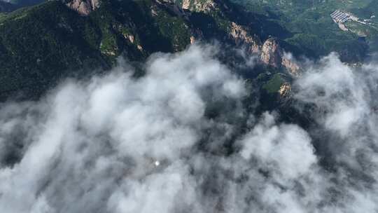 泰山之巅，云海奇观