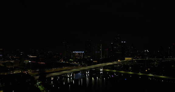 新加坡滨海湾本杰明·希尔斯桥的风景夜景。