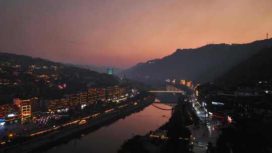 中国贵州省遵义市仁怀茅台镇夜幕降临时风景