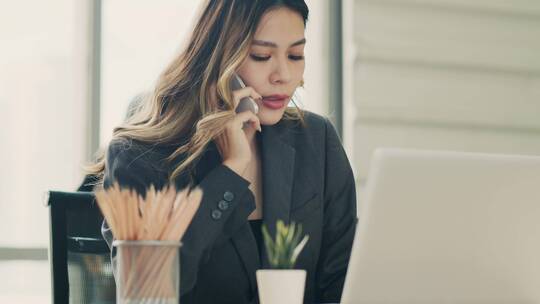 泰国女商人在办公室接电话