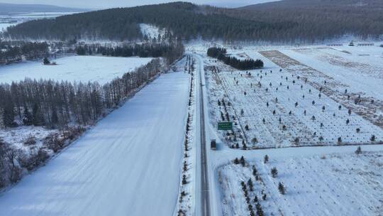 寒冷冬天行驶在冰雪道路上的汽车视频素材模板下载