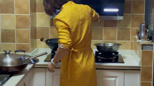 厨房炒饭做饭的女人背影1