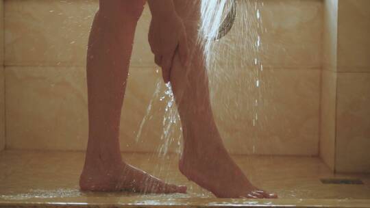 美女在浴室洗澡冲凉视频素材