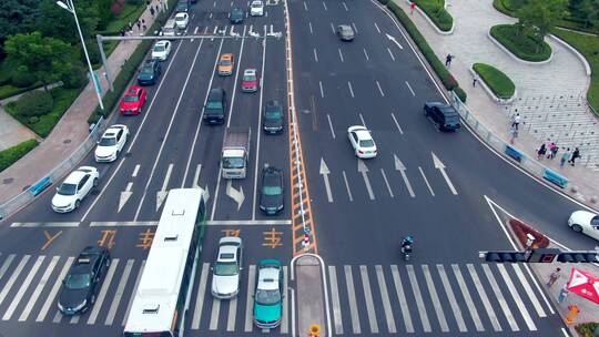 航拍城市交通-汽车行驶在道路上-交通车流