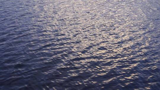 黄昏夕阳下海面湖面水面波纹涟漪水波光粼粼