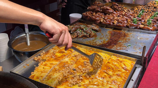 城市街头美食特色小吃豆皮现场烹饪制作过程