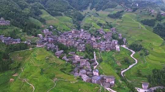 山间梯田风光与古朴村落的自然景象