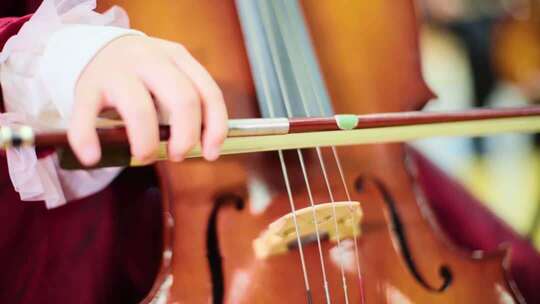 小学生演奏大提琴