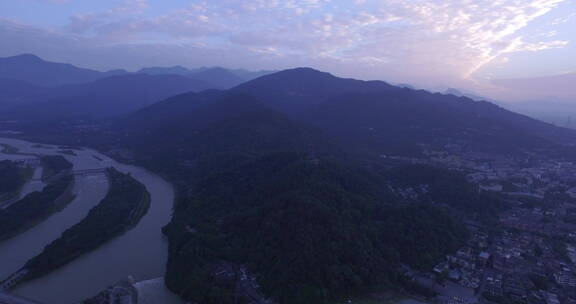 旅游景区 航拍都江堰鱼嘴分流 朝霞 水坝 全