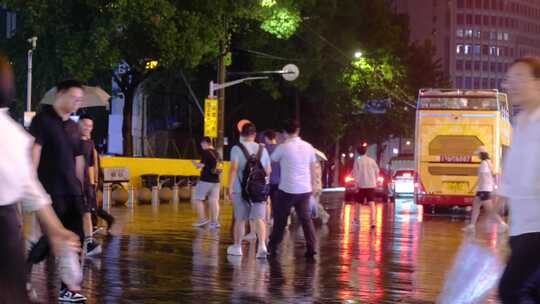 夜晚城市街道街头人流行人街景夜景逛街素材