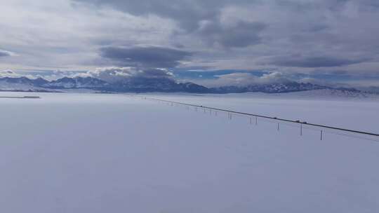 冬季新疆天山阿勒泰安集海雪山公路雪原云朵