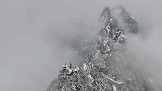 3倍航拍老君山主峰马鬃岭翻山雪云海