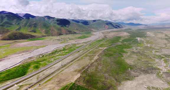 青藏高原青藏铁路公路三路并行航拍