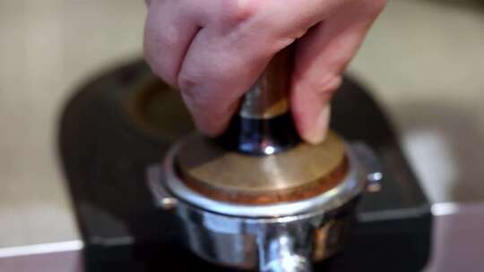 咖啡制作 压咖啡粉
