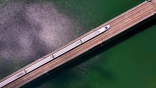 俯拍桂林高铁行驶的动车 碧绿的湖泊视频素材模板下载