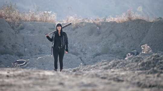 流氓团伙的野蛮女人在荒地里和棒球棒一起去