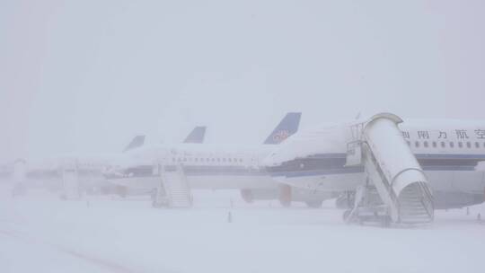 机场大雪  机场