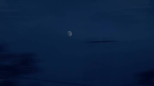 动车车窗外的月亮唯美空镜4k视频素材