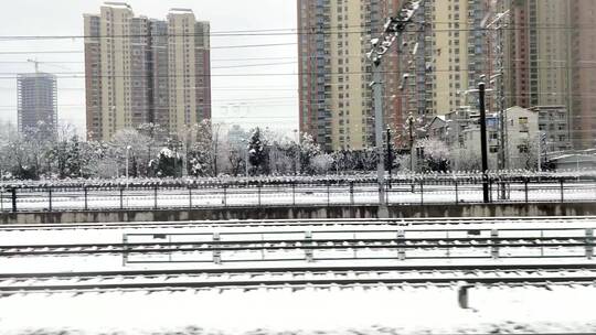 大雪列车出站高铁窗外风景