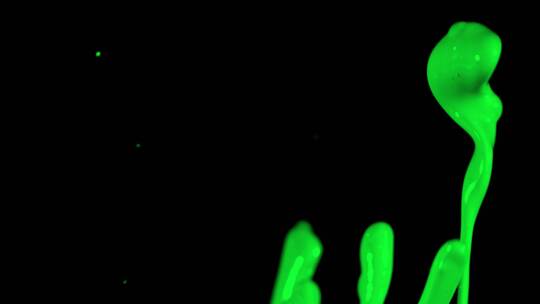 飞溅到空中的绿色颜料