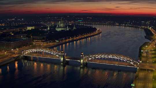 涅瓦河和Bolsheokhtinsky大桥上的夜间飞行