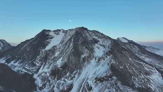 四川阿坝航拍月色下的岷山山脉四根香峰雪山