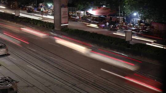 车辆在城市公路夜间行驶的延时镜头