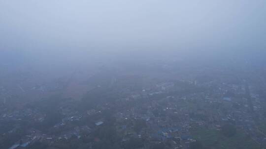 大雾雾霾飞向城镇乡视频素材模板下载