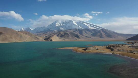 新疆卡拉库里湖慕士塔格峰雪山风光