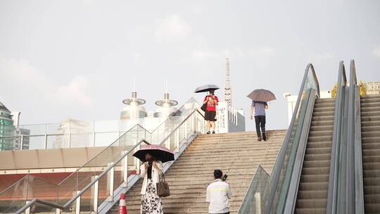 陆家嘴雨天街景