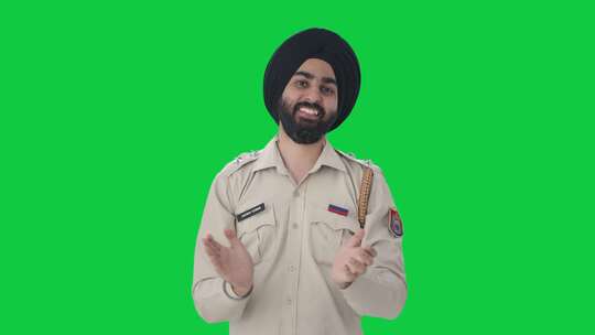 快乐的锡克教印度警察鼓掌欣赏绿屏视频素材模板下载