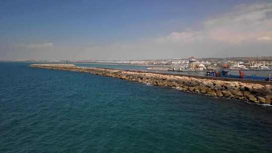 一个阳光明媚的夏日，阿尔梅里亚的阿尔梅里马尔港。航拍。