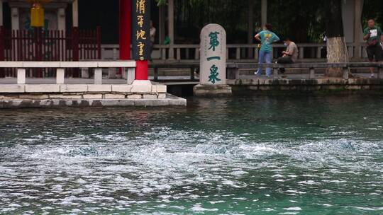 济南趵突泉公园，三股泉水喷涌称天下第一泉视频素材模板下载