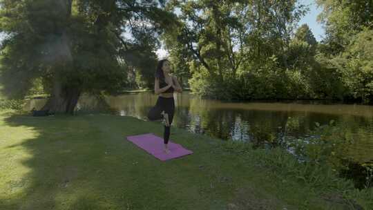 清晨女人在河边做瑜伽宣传片瑜伽素材视频素材模板下载