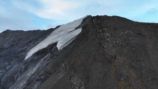 航拍四川岷山山脉主峰雪宝顶雪山风光