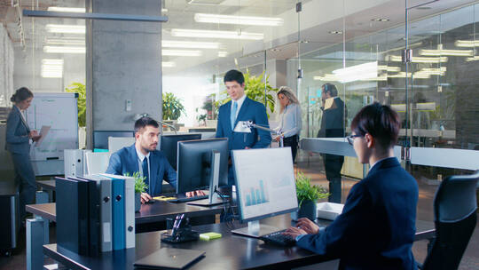 办公室内商务人士工作场景