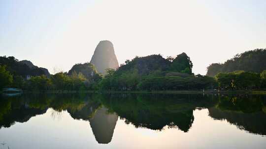 公园山水倒映自然美景