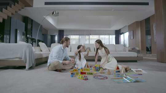 欧美一家三口温馨家庭幸福生活父母陪孩子玩视频素材模板下载