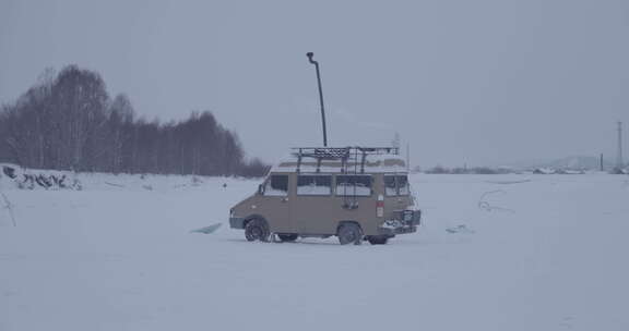 北方大雪纷飞的冬季