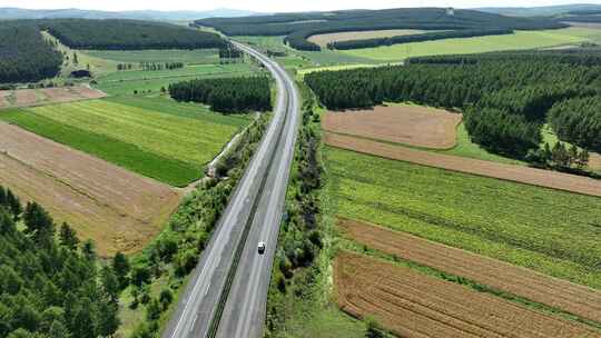 林区农田高速公路秋景