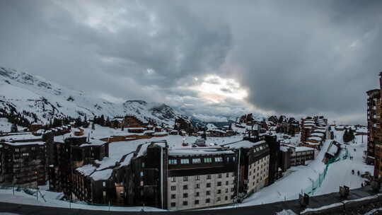 法国阿尔卑斯山萨瓦阿沃里亚兹滑雪胜地的昼夜（圣杯）时间流逝，云层a