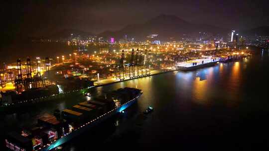 深圳盐田港集装箱货轮夜景俯瞰图