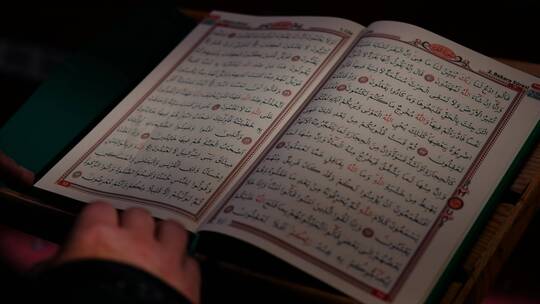 在清真寺阅读古兰经视频素材模板下载